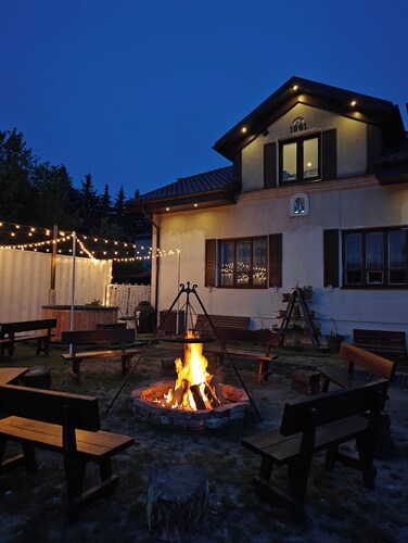 Warsaw Country Villa: Hot Tub, BBQ & Pizza Oven