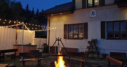 Warsaw Country Villa: Hot Tub, BBQ & Pizza Oven