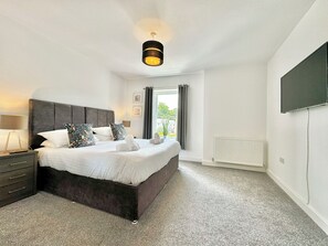 4 bedrooms, iron/ironing board, free WiFi, bed sheets - The Kipling Inn, 4 - Bed, Sleeps 6, Long Term Rental Available (Ulverston)