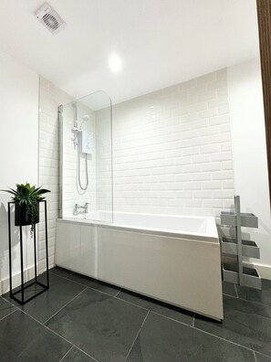 Shower, jetted bath, hair dryer, towels - The Kipling Inn, 4 - Bed, Sleeps 6, Long Term Rental Available (Ulverston)