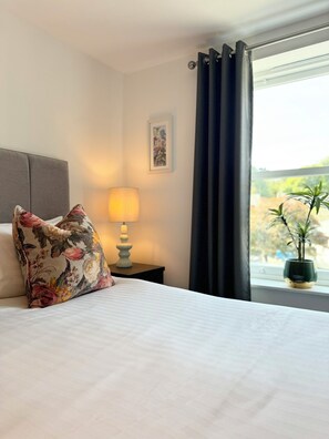4 bedrooms, iron/ironing board, free WiFi, bed sheets - The Kipling Inn, 4 - Bed, Sleeps 6, Long Term Rental Available (Ulverston)