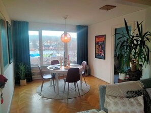 Dining - Cozy house 600 meters from the city center, view of the water and beautiful nature (Halmstad)