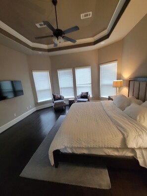 4 habitaciones, tabla de planchar con plancha, wifi y ropa de cama 