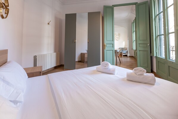 3 bedrooms, bed sheets - Modernist Apartment 2 (Barcelona)