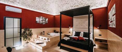 Suíte, vista para a cidade | Escrivaninha, espaço de trabalho para notebook, cortinas blackout