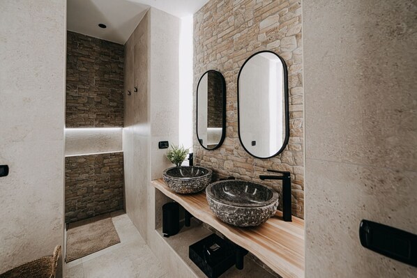 Suite, City View | Bathroom | Free toiletries, hair dryer, slippers, towels - Michelangelo's Home Pompei (Pompei)
