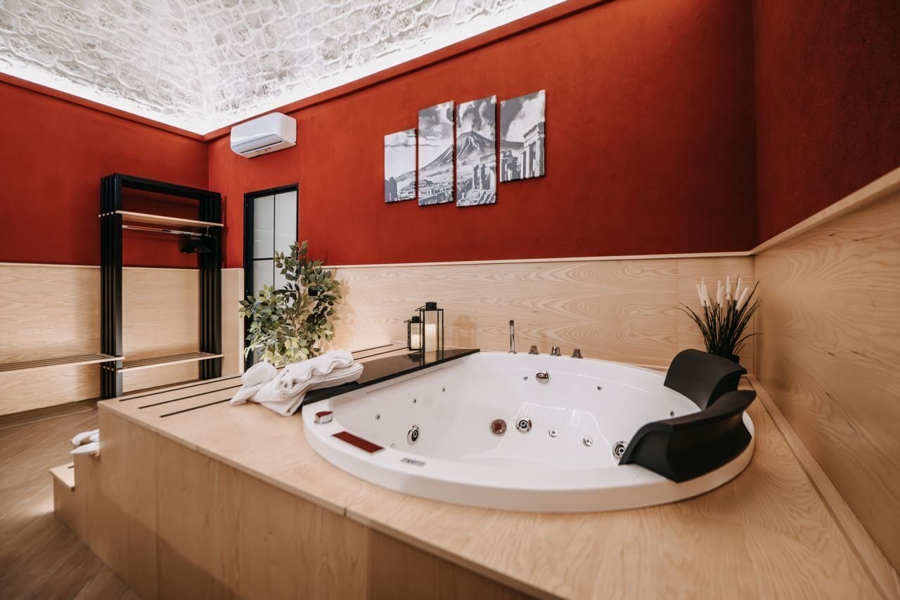 Suite, City View | Private spa tub