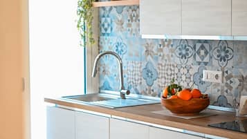 Geladeira grande, micro-ondas, cooktop, lava-louças