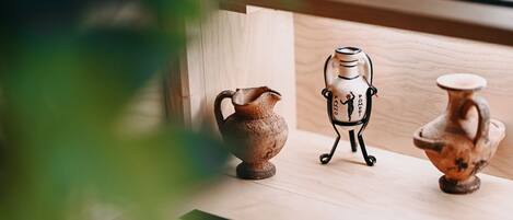 Trois vases en céramique sur une étagère en bois.