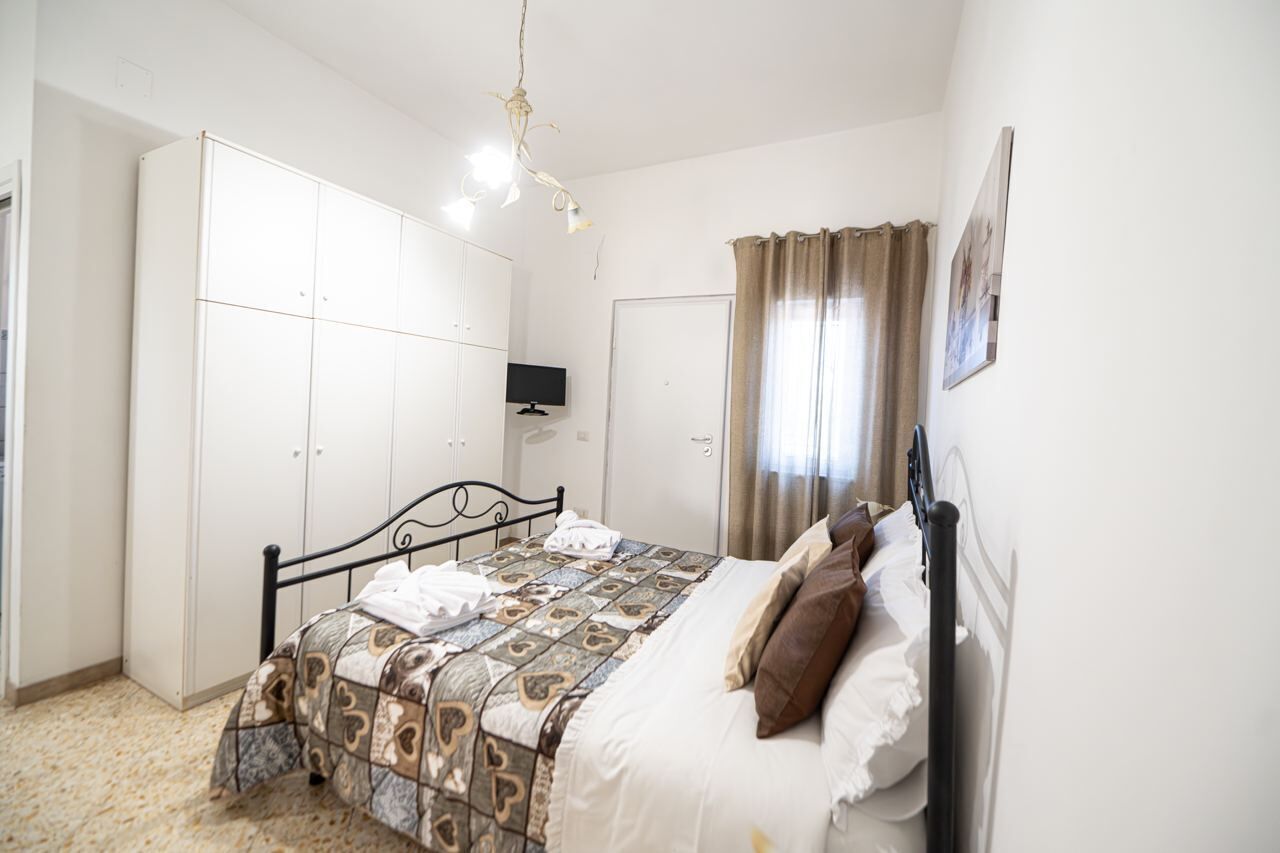 Apartemen, dapur, pemandangan kota | Meja kerja, ruang kerja ramah laptop, dan tirai kedap cahaya