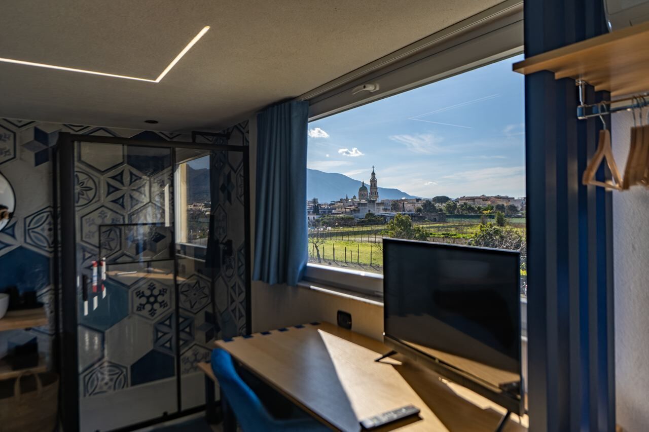 Chambre Double, 1 grand lit, salle de bains privée, vue montagne