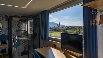 Chambre Double, 1 grand lit, salle de bains privée, vue montagne