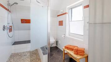 Dusch, hårtork och handdukar