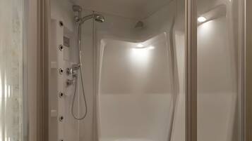 Dusche, Haartrockner, HandtĂŒcher