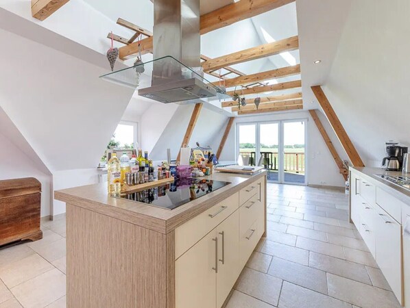 Frigorífico, horno, placa de cocina y lavavajillas