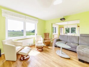 TV, fireplace, DVD player, stereo - Holiday Home Kuhweid with Wellness Area, Private Terrace, Garden & Wi-Fi on Elbe Island Krautsand (Drochtersen)
