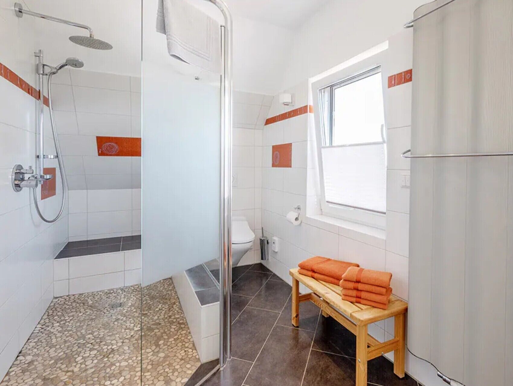 Douche, sèche-cheveux, serviettes fournies