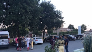 A parking area with a group of people, a white van, and several cars. - AU P'TIT CREUX DES LANDES (Ychoux)