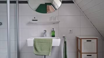 Douche, sèche-cheveux, serviettes fournies