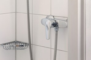 Shower, hair dryer, towels - Room 36 with Shared Garden and Wi-Fi (Nürtingen)