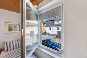 Interior - Room 36 with Shared Garden and Wi-Fi (Nürtingen)