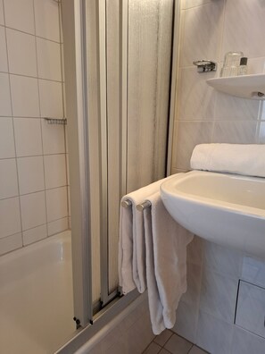 Douche, séchoir à cheveux, serviettes fournies