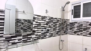 Serviettes fournies, papier toilette