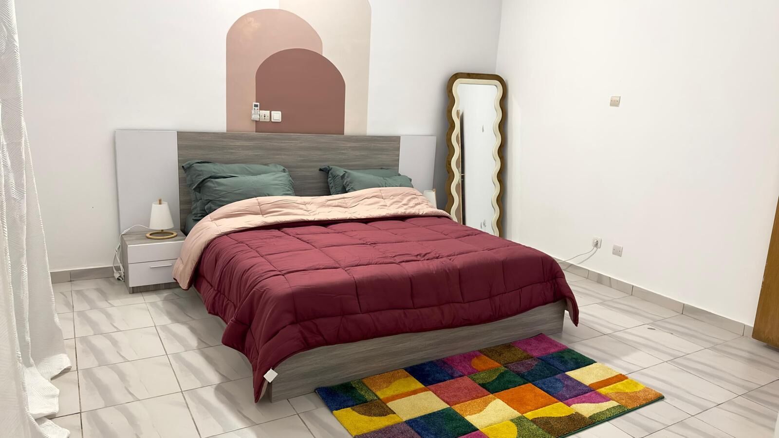 Fer et planche à repasser, lit parapluie, Wi-Fi gratuit, draps fournis