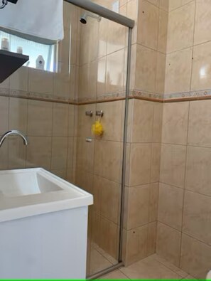 Dusche, Handtücher, Seife, Toilettenpapier
