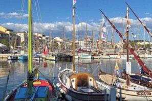A marina with various boats docked, including sailboats and motorboats. - Charming, modern apartment for 4 people with parking - Sanary-sur-Mer (Sanary-sur-Mer)