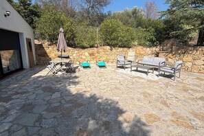 Outdoor dining - Charming modern apartment for 4 people with parking - Sanary-sur-Mer (Sanary-sur-Mer)