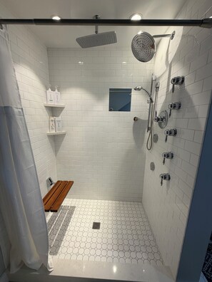 Douche, sèche-cheveux, serviettes fournies, savon