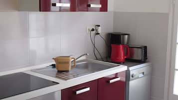 Jääkaappi, mikroaaltouuni, uuni, liesi