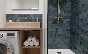 Een douche, handdoeken