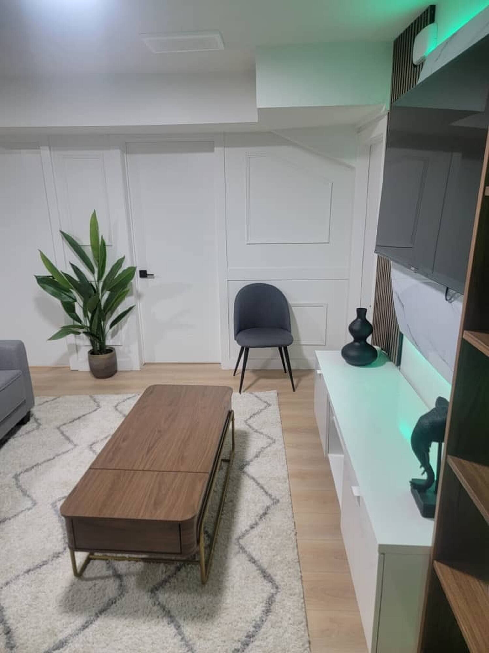 Apartment, 2 Bedrooms | Living area | Books