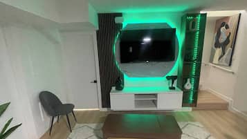 Apartment, 2 Schlafzimmer | Wohnbereich | Bücher