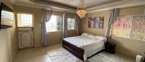 3 habitaciones, tabla de planchar con plancha, wifi y ropa de cama