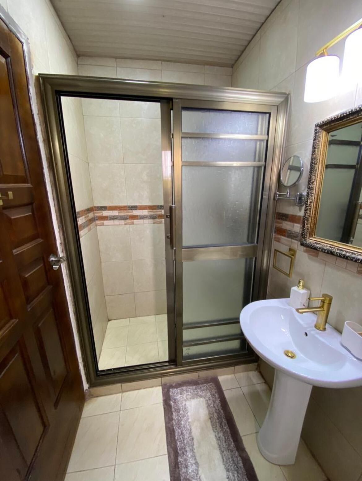 Baignoire à jets, serviettes fournies, savon, papier toilette