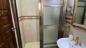 Baignoire Ă jets, serviettes fournies, savon, papier toilette