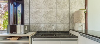 Apt w/ Balcony 600m From the Beach Qda0001