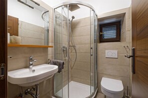 Shower, hair dryer, towels, soap - Casa Bonetta - 8 persons, 4 bedrooms, barbecue, sea view, pet friendly (Zagorje)