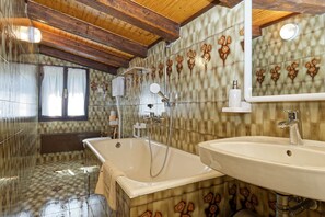 Shower, hair dryer, towels, soap - Casa Bonetta - 8 persons, 4 bedrooms, barbecue, sea view, pet friendly (Zagorje)