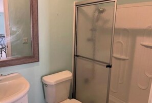Dusche, Haartrockner, Handtücher, Toilettenpapier