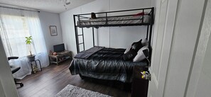 2 makuuhuonetta, silitysrauta/-lauta, Wi-Fi, vuodevaatteet