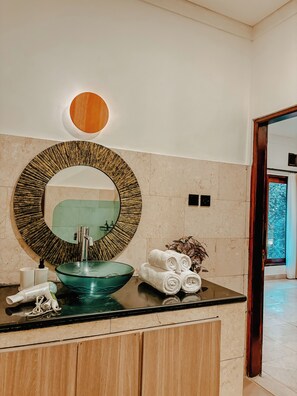 Biệt thự dành cho gia đình, ban công, quang cảnh hồ bơi | Phòng tắm | Máy sấy tóc, khăn tắm, xà phòng, dầu gội 