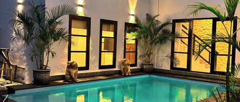 สระว่ายน้ำกลางแจ้ง