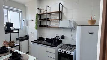 Apartamento conforto, vista parcial para o oceano | Cozinha privada