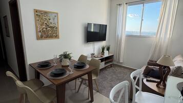 Apartamento conforto, vista parcial para o oceano | Opções para refeição