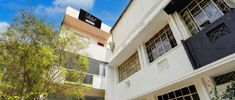 Un edificio de varios pisos con un letrero que dice 'Collection'.