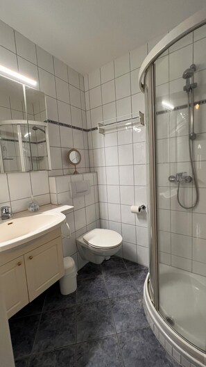 Shower, hair dryer, soap, toilet paper - Vacation apartment on Kormoranweg within walking distance of the harbor and beach (Wurster Nordseeküste)